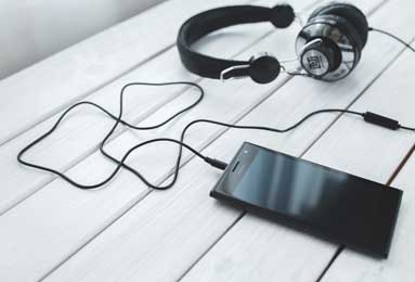 突发大交易！湖人估值100亿美元，巴斯家族同意出售控股权，新老板背景太惊人