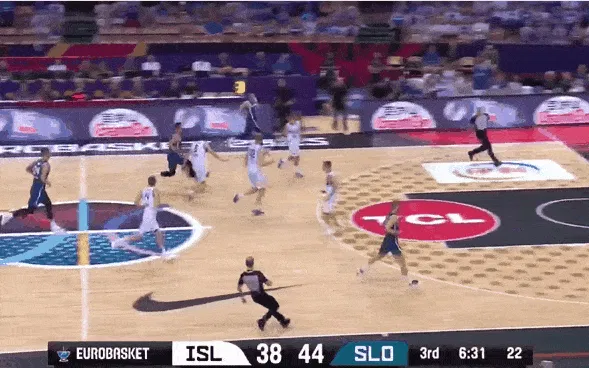 开云体育app-一进就成串！东契奇连续命中两记三分，冰岛主教练叫下暂停