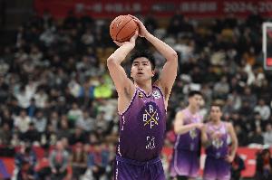 开云体育下载-表现不错！邹雨宸半场出战11分钟 6中4拿到9分2篮板