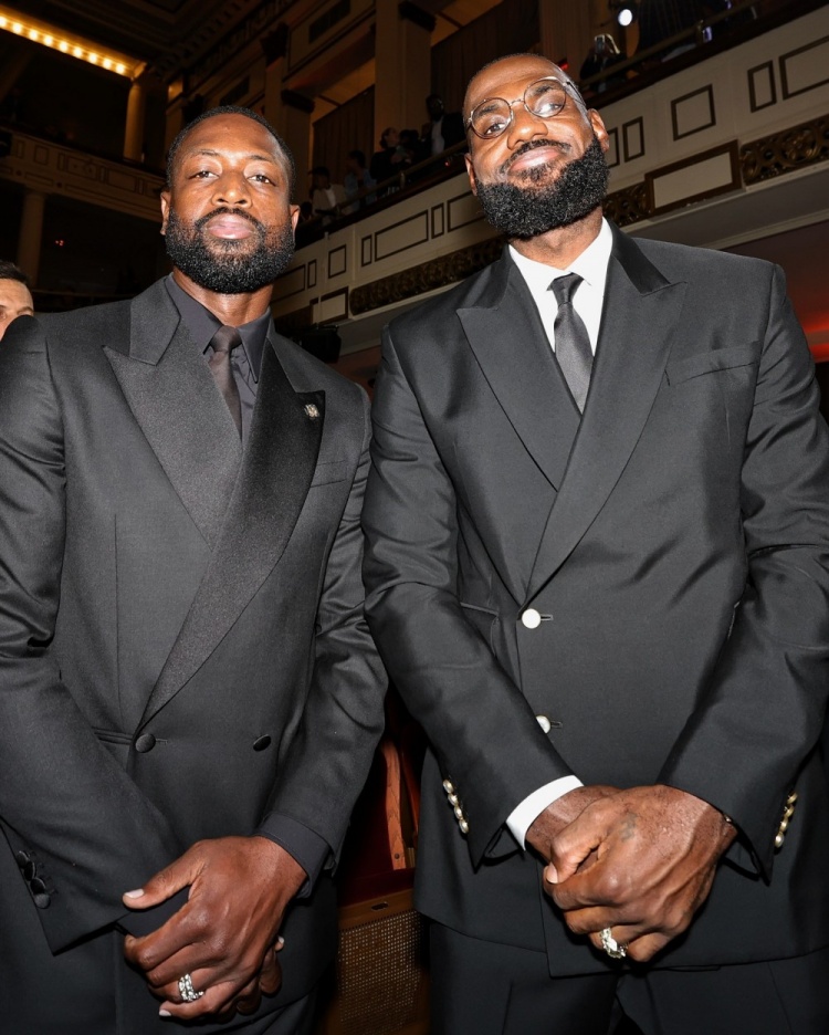 开云体育app-詹韦再聚首，安东尼与霍华德荣膺殊荣！NBA官方发布名人堂典礼现场图集